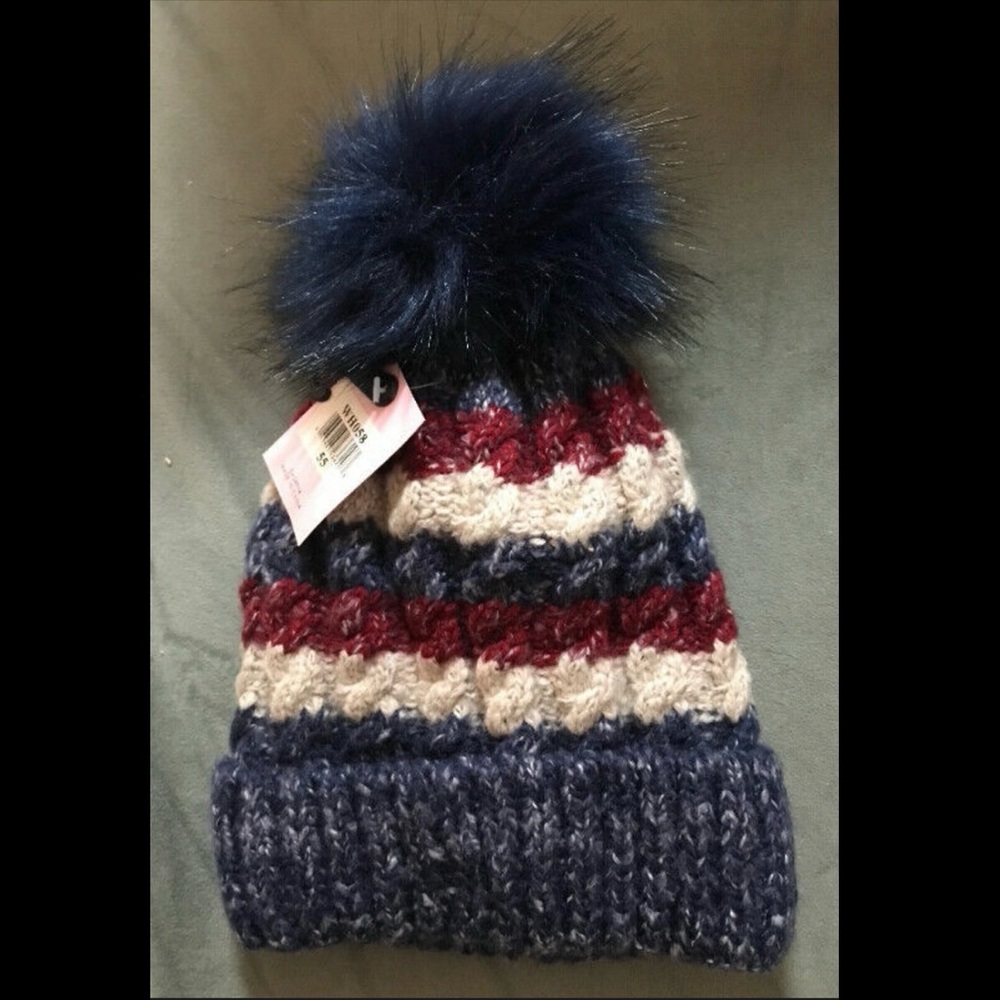 ECLISSY blue/white/red lined Cable Knit Beanie with Faux Fur Pom Pom NWT
